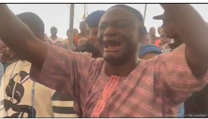 A man breaks down in tears as the Lagos State government auctions off a car for N370,000.